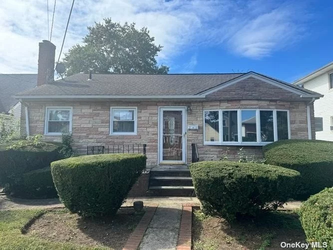 This Front Back Split is located in the heart of Westbury, features 3 Bedrooms, 2 Full Bathrooms, Entry Foyer leading into Vaulted Living room, Kitchen, Spacious Den and Basement. Nice Private Backyard. Close to area Shopping, Parkways, LIRR, and New York City