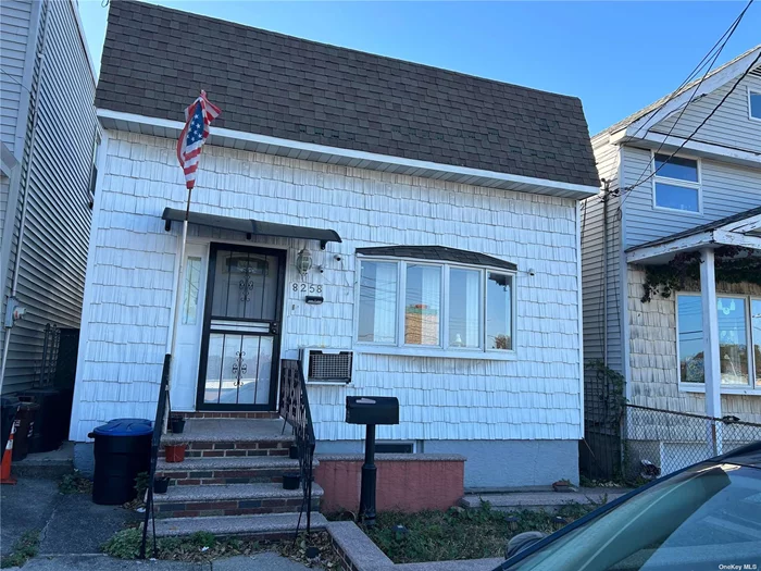 Beautiful 1 family house in desirable neighborhood. Close to transportations, park, minutes way from Queens mall and Long Island Expressway.