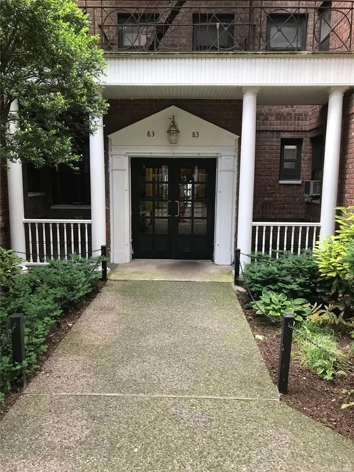 Large on bedroom on the top floor, well maintained corner apartment with hardwood floors. Quiet, sun filled. Live in Super. Gated complex. Security 7 days. Walking distance to E, F, J trains & LIRR. Close to JFK. Close to shopping and dining. Will require Board Application and Board interview. Available for a 1/1/2025 move-in.