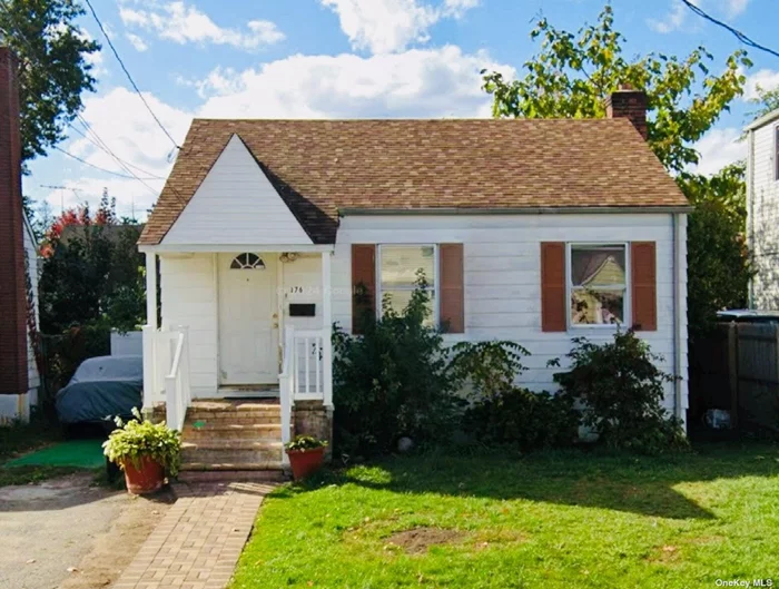 This cozy 4 bedrooms home is in a prime location of Uniondale. Featuring a brand new kitchen, updated bathrooms, new flooring and updates throughout the home. Whether, you are looking for a family home or an investment property. Don&rsquo;t miss out-schedule your tour today.