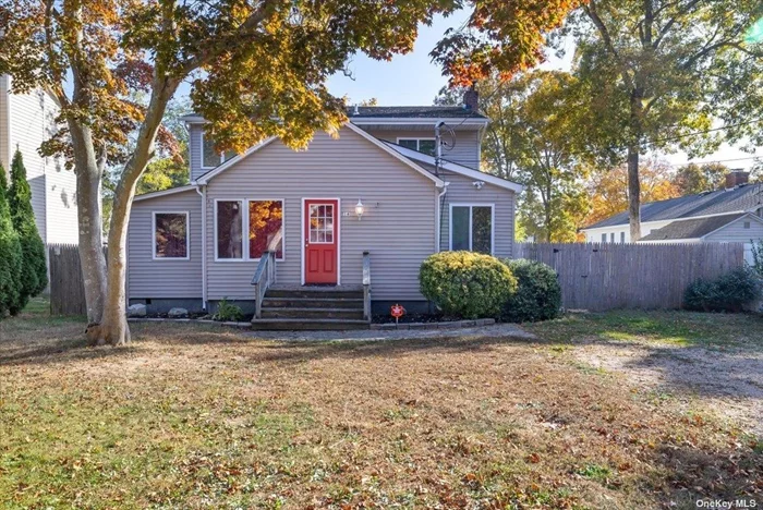 Spacious 4 bedroom, 2 bathroom detached, whole-house available for rent. Sitting on a flat property, with a fenced-in backyard, this charming home boasts curb appeal, privacy and a clean, updated interior w/ sizable common areas and bedrooms!