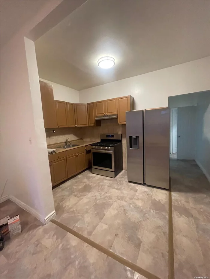 This cozy 3-bedroom apartment creates the perfect living space. It is situated right next to the M /L trains B38, B54, B26, and B13, as well as many restaurants and shops in the neighborhood.