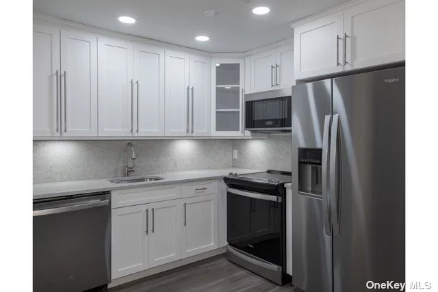 Ask About Our Outstanding Specials*: Newly Renovated Apartments in a Beautiful neighborhood. Shaker-style Kitchen Cabinets. SS Appl. Quartz Ctrtps. Bthrm-Subway Tile. Luxury Vinyl Flooring.Crwn/Base Molding.Ceiling Fans/Hi-Hats.Barn StyleTub Door. W/D. ELFA Closets. Gray Paint. Walking distance to park/shops/dining. Great School district.