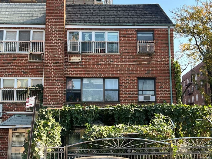 Mixed-used with 3 residential units and 1 community office located in a prime area. one block away from Main St. walk to 7 train, LIRR, shops, supermarkets, and all.