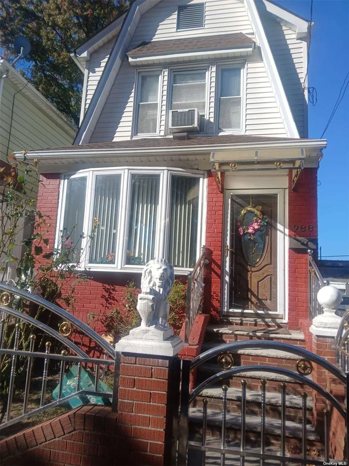 Beautifully maintained detached home in the heart of East Flatbush, Brooklyn. Welcome to your new home.