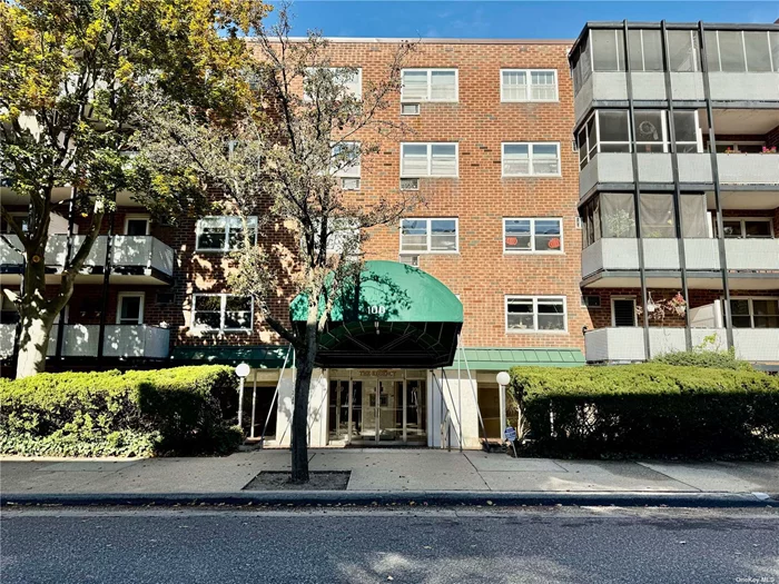 Great Apartment. Enjoy relaxing on your Private Terrace facing south. Great Location in close proximity to Schools, Park, Swimming Pool, Downtown, Shopping, Restaurants, Houses of Worship, LIRR Station within blocks. Train gets you into Penn Station in under half hour. Free Parking.