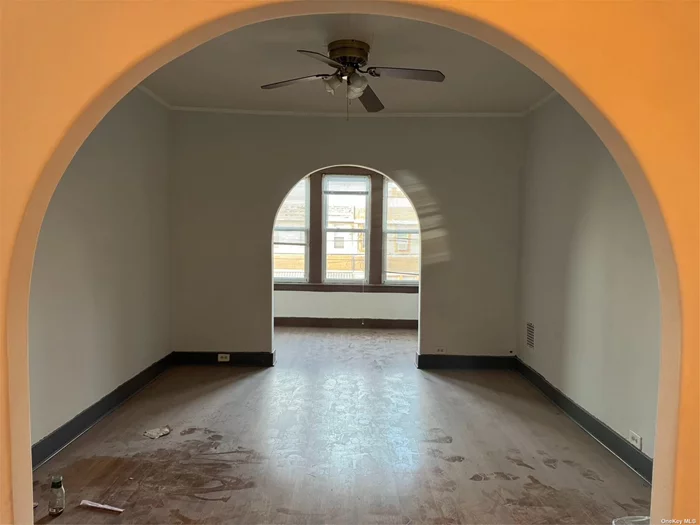 Middle Village 3-bedroom and 1-bathroom apartment in house&rsquo;s first floor. Located near Q-29 bus, stores and restaurants on Metropolitan Ave plus minutes from shopping mall on Cooper Ave and also by Woodhaven Blvd.