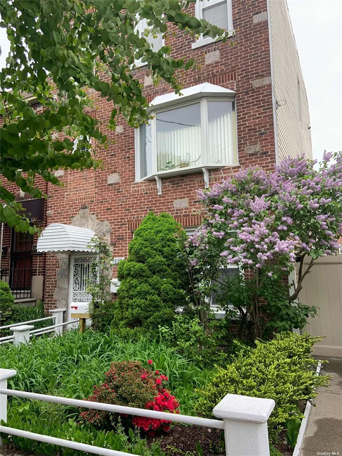 Two bedrooms apartment in the heart of Pelham Bay, On the first floor of private house, close to No.6 train Buhre Ave station. close to park and school.