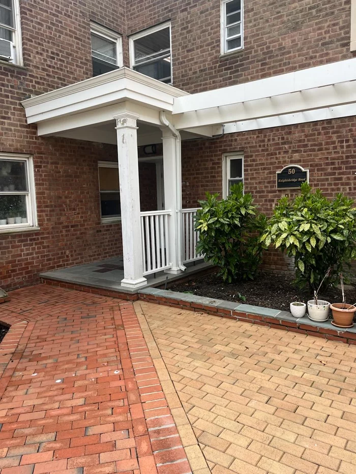 *Lovely 1 bedroom apartment in the heart of Great Neck *This 2nd floor walk-up offers hardwood floors *Heat included *1 outdoor parking space included *Laundry Room in building *Just blocks to LIRR, restaurants and shopping.