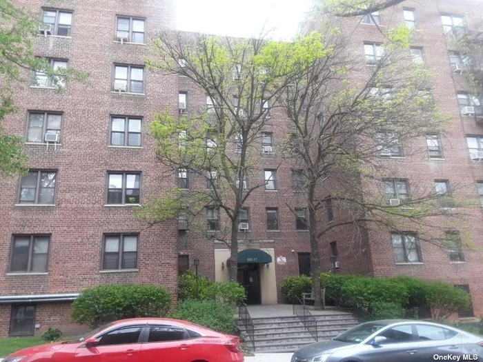 One Bedroom apartment with living room, One full Bath, kitchen. Hardwood floors. Near public school, park, shopping center, transportation. Quiet , bright unit.