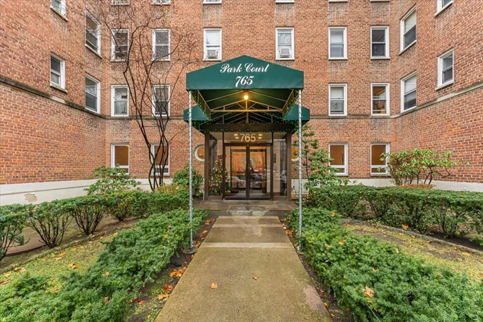 This charming 1-bedroom, 1-bathroom apartment is located in a well-maintained elevator building. Conveniently offering parking for a fee, this unit is perfect for those looking for both comfort and accessibility.Don&rsquo;t miss out on the opportunity to make this your new home. Schedule your showing today!