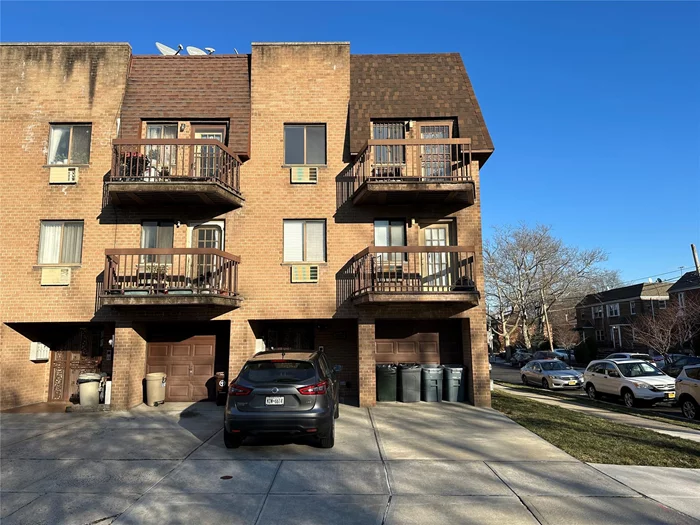 Amazing first floor one bedroom full bath apartment in the heart of Auburndale. Spacious and sunny corner unit. Close to LIRR and all shop/restaurants. Parking available.