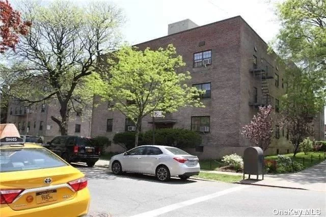 2ND FLOOR OF GARDEN APT COMPLEX, QUIET, GREEN, STEPS FROM TONS OF SHOPPING & TRANSPORTATION