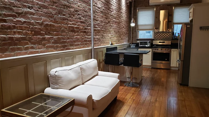 Close to Flushing, shops and public transportation. Renovated with Top-of-the-line Appliances, Decorative tilework, High ceiling with Ceiling Fans, Ductless Air conditioners, Small Pet allowed.