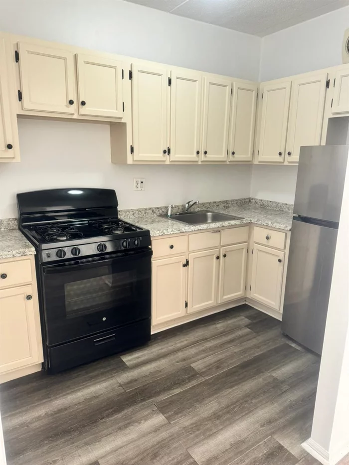 We got a nice opportunity on 423 E 158th St on Bronx: with the features: 2bedroom, 1-bathroom apartment. Located in a welcoming neighborhood, this apartment offers plenty of space and convenience. Enjoy nearby parks, schools, shopping, and easy access to transportation. Ideal for families and couples, this is a comfortable place to call home. Contact us today to schedule a viewing.