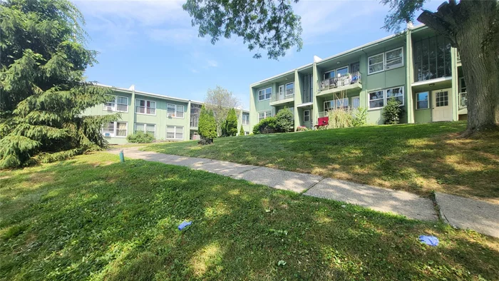 HEAT & HOT WATER IS INCLUDED IN THIS SECOND FLOOR, TWO BEDROOM APARTMENT IN HYDE PARK TERRACE; FUTURE RESIDENT PAYS ELECTRIC ONLY. LOCATED CLOSE TO COLLEGES, HOSPITAL, THE CIA, TRAIN & SHOPPING.**RENTAL APPLICATION, REFERENCES & CREDIT CHECK NEEDED FOR CONSIDERATION.