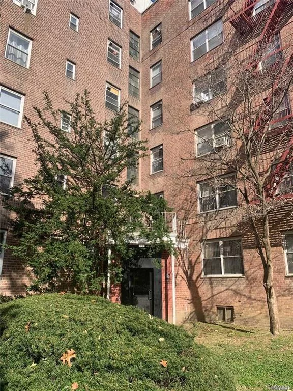 Situated in the vibrant Hunter Gardens, this co-op apartment beautifully blends light and space. Spanning 900 square feet, it features 1 bedroom and 1 bathroom, offering a comfortable living area. The well-designed layout is flooded with natural light and is move-in ready. Located close to subway and LIRR stations, commuting is convenient and efficient. The Hunter Gardens community provides comprehensive amenities that cater to various lifestyle needs.