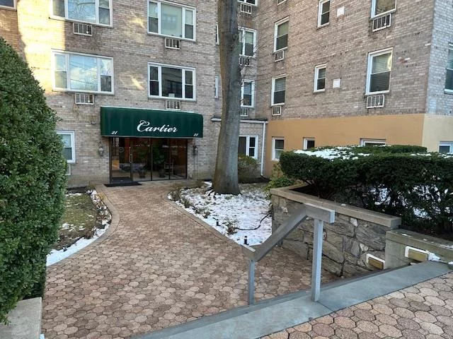 Beautiful Updated Spacious Studio with Full Bathroom, Full Kitchen, and a large Spacious Closet. New wood Floors, One Parking Space Available, Low Maintenace including Water and Heat.. Near the Long Island Railroad and Bus, Shops, Parks, A must see! Wont Last!