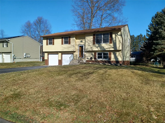 Great bi level home located in a neighborhood setting just outside city of Middletown. Recently renovated with updated carpeting, flooring and paint. Home has an open concept floor plan with kitchen with breakfast bar , dining room leads to sliders that open to large deck. Living room with vaulted ceiling. Primary bedroom has its own full bath. 2 additional bedrooms complete the upper level. Lower level has a large rec room and a office/guest room and a 2 car garage. Close to shopping , restaurants and highways.