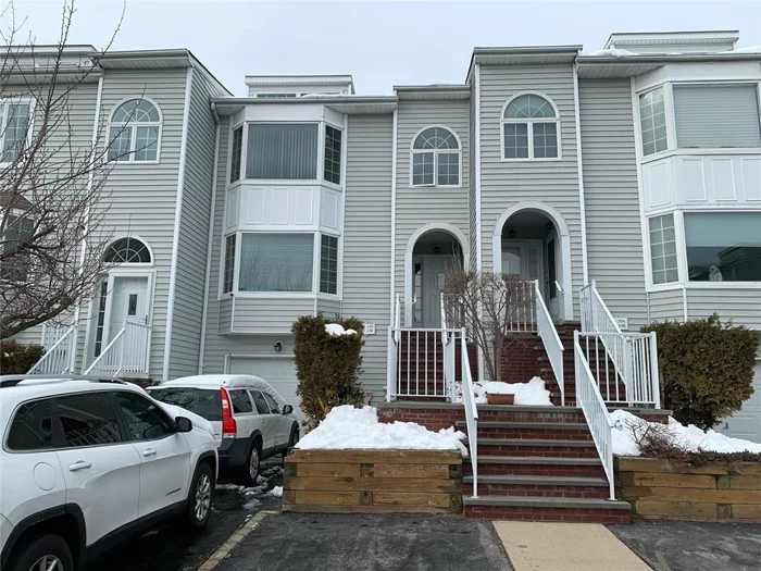 Totally Renovated Very Bright And Beautiful Oak PakAt Douglaston.Great Master Bedroom With balcony , View And Walk In Closet. New Washer, Dryer In Unit.24 Hr. Gated, 2 Club House With Pool, Tennis, Basketball Court, Playground And Party Room.Parking Included. Easy Access To Major Highways, Shopping , School, Park .