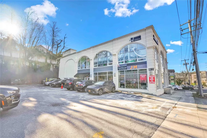 A newly renovated 12.5â€™ x 10â€™ furnished office is available for rent in a professional office suite on Northern Boulevard in Manhasset. Located in an elevator building with a parking lot, this space provides both convenience and accessibility. Situated near the Great Neck and Queens border, as well as Nassau and Queens Courts, the location is ideal for professionals needing easy access to major highways and public transportation. The Manhasset LIRR station (Port Washington line) is within walking distance.