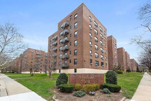 A large one-bedroom corner unit, ready to move in, in clean condition. Updated stainless steel appliances. Naturally bright, on a high first floor.