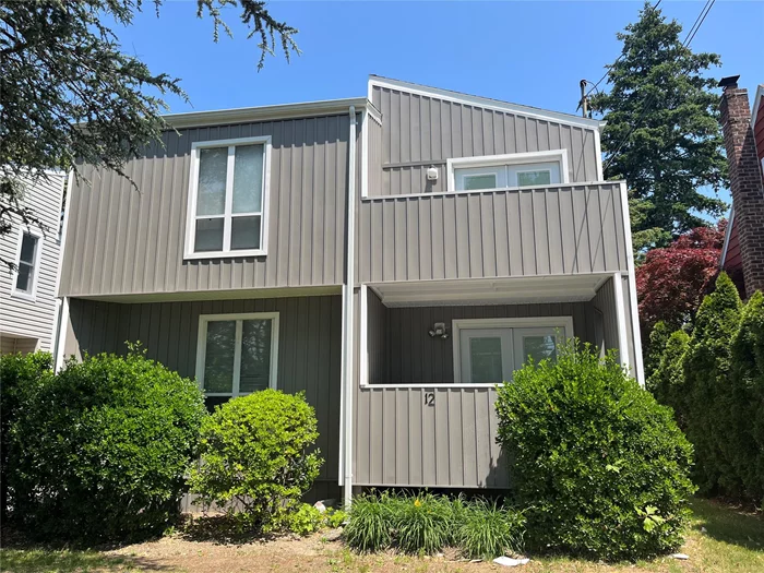 Bright and sunny duplex includes 2 bedrooms, 2.5 baths, hardwood floors, and modern eat-in kitchen with balcony. Full basement with washer/dryer and storage. CAC. Off-street parking., Additional information: Appearance: Excellent