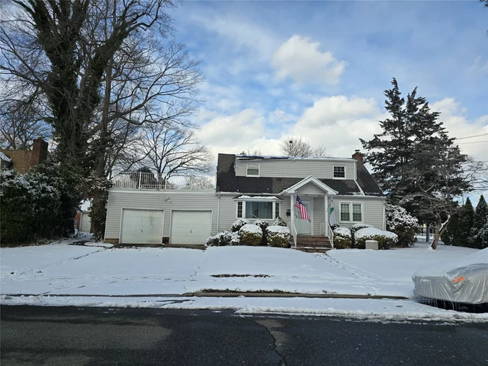 Builder&rsquo;s Delight!! Great Location to commute to NYC, near to LIRR, near to LIE exit 37, Nationwide blue ribbon Roslyn school district, south faced,