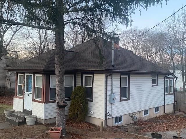 2 Bedroom 1 full bath, Living Room, Kitchen Rental in Riverhead. The rental permit is for 2 occupants. No pets and No smoking