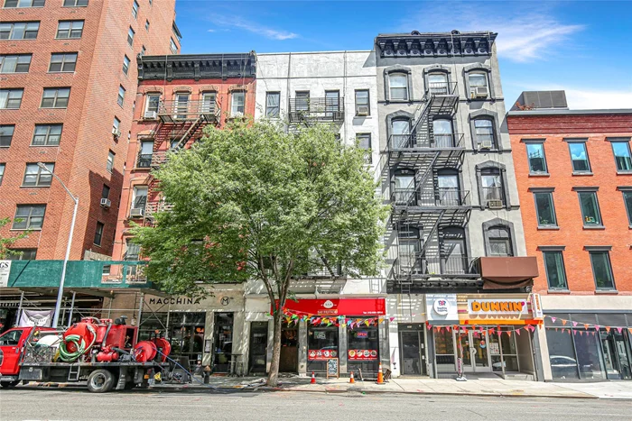 Giant Alcove Studio Apartment in Kips Bay/ Murray Hill. Featuring beautiful exposed brick walls, separate kitchen with newer stainless steel appliances, extra high ceilings, polished hardwood floors, two enormous closets, and video intercom system. Located near NYU, Cuny Baruch, restaurants, nightlife and so much more! This is one of the easiest apartments to tour with quick responses and super flexible showings.