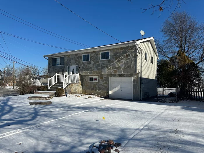 A Excellent Single Dwelling Home At 2515 S Seaman&rsquo;s Neck Rd, Seaford, NY 11783. This Thoughtfully Designed Residence Boasts Spacious Bedrooms, Living Area, Dining Room And Well-Appointed Bathrooms, Having Approximately 1, 774 Square Feet Of Comfortable Living Space.