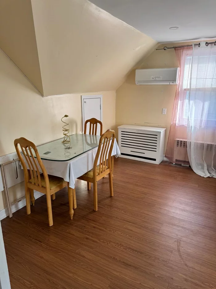 Spacious 1 Bdr/1Bath Apartment In Private House. Great Area, Close to Public Transpotation, Stores and Restaurants.