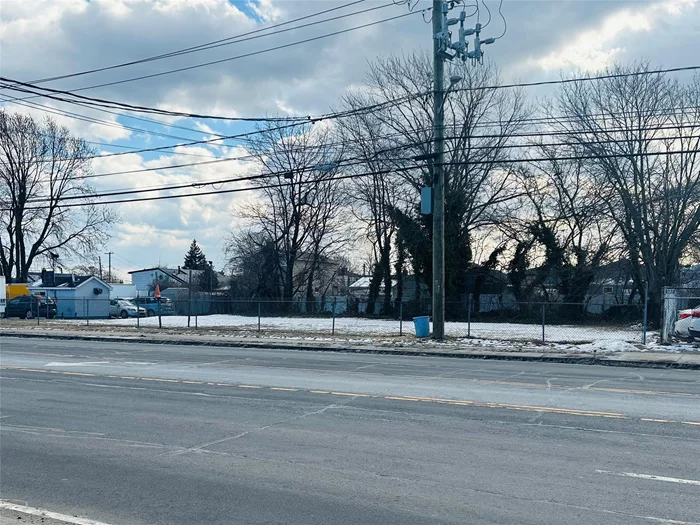 Perfect opportunity for business or retail. Zoned E-Business. 2 adjoining lots. 120x97 in total sq footage. Close to transportation, railroad and downtown Lindenhurst Village.Survey attached