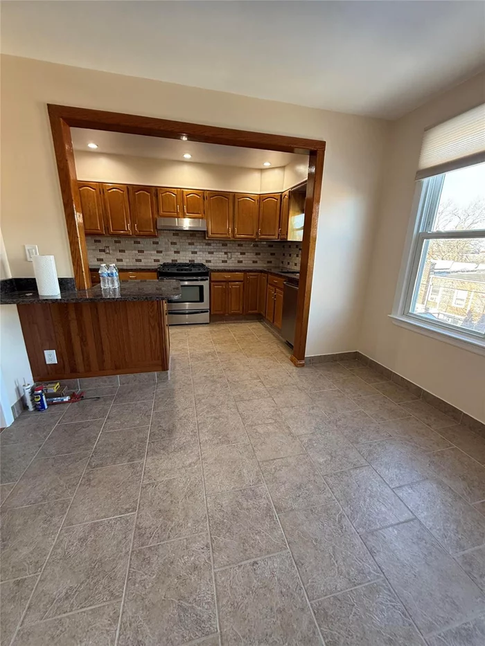 Beautiful two bedroom with walk-in closet. with the convenience of washer and dryer in unit. this immaculate apartment is over 1000 sq ft. Close to transportation and shopping. Heat and Hot water included.