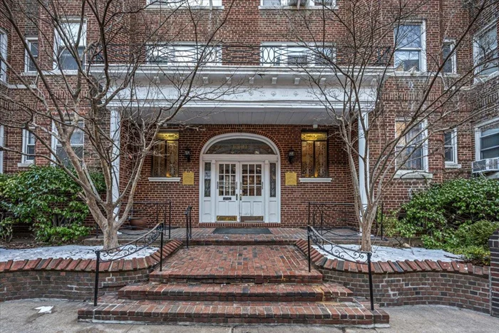 Gorgeous oversized studio at The Arbor. Beautiful entry foyer with built-in shelf and coat closet, large sunlit living space, separate kitchen with two window exposures and brand new stainless steel appliances, dressing room with 4 closets, full hall bath. Laundry in basement with common areas. Close to all shopping and restaurants, buses and subway. A true gem!