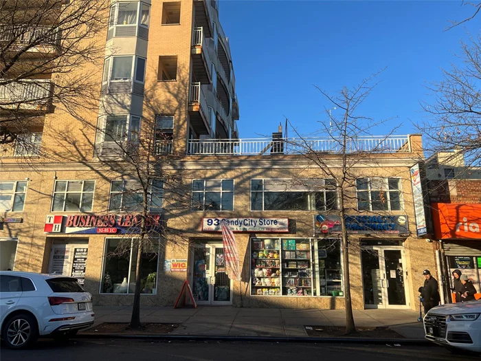 Jackson Heights Profitable Grocery Store Business for SaleStore Area: 1, 400 sq ft, additional storage space available!Street-facing business with an excellent location, surrounded by dense residential areas, high foot and vehicle traffic.