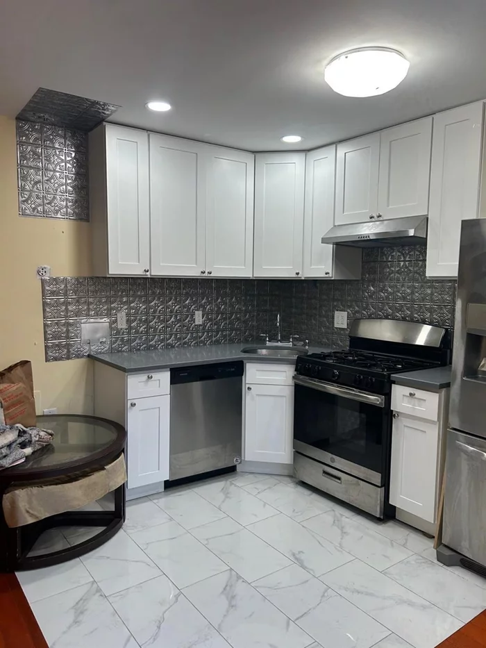 Apartment available near Prime Northern blvd/Jackson Heights, bus stops, Laguardia Airport, laundromats, restaurant&rsquo;s. 3 bedroom apartment, 1 bathroom. Tenant pays all utilities.