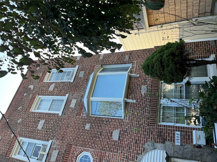 Three bedrooms apartment in the heart of Pelham Bay, On the first floor of private house, close to No.6 train Buhre Ave station. close to park and school. customers should verify all information independently., Additional information: Appearance:excellent