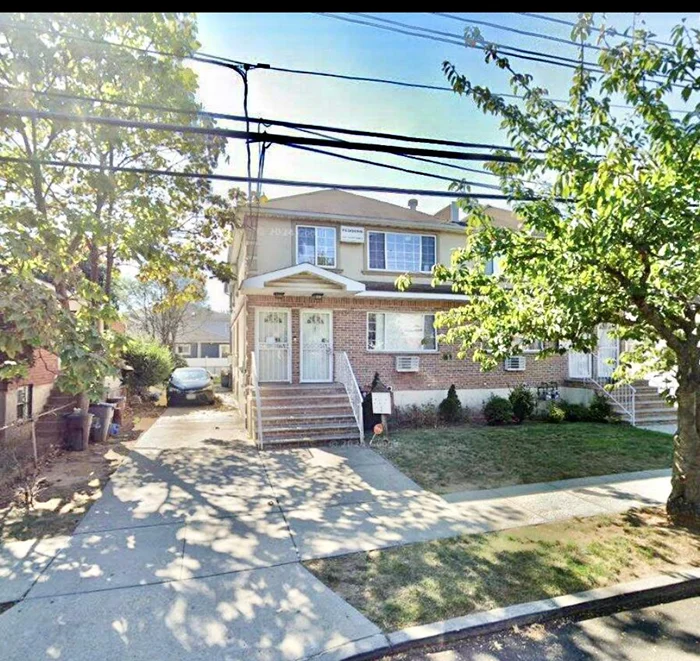 3 Bedrooms With A Master Bath/ Kit/ Lr-Dr Combo/ 2nd Fbath/ Hardwood Floors. Tenant pays cooking gas and electric. Plenty of street parking. Close proximity to the LIR. Near Green Acres Mall. APT CURRENTLY VACANT.