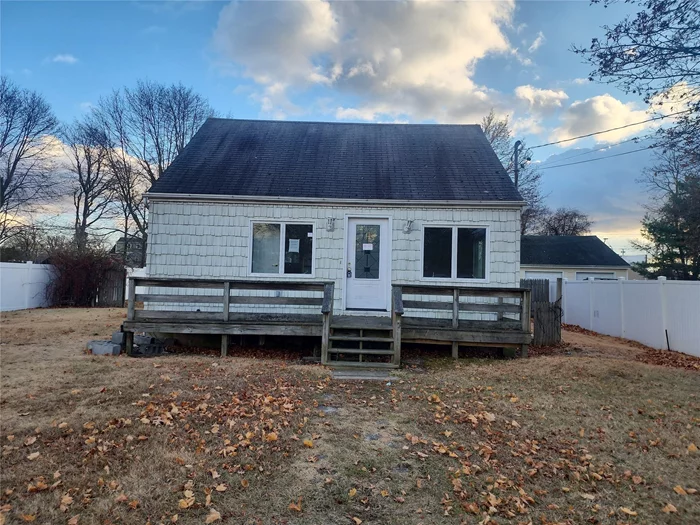 Cape with 6 rooms 3 beds and 1 bath located in Central Islip schools. Close to shopping transportation and major roadways.