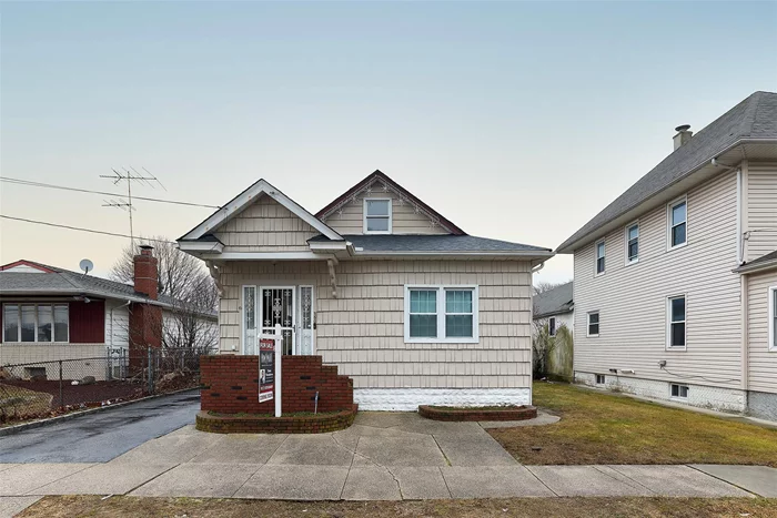 Single family home recently renovated. 4 bedrooms 1 bathroom full basement, new roof, recently installed Washer/ Dryer. Conveniently located 2 blocks from the LIRR.