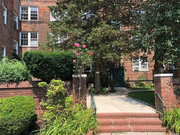 Welcome To This Beautiful sunny 1 Bedroom Apartment On Top Floor, Spacious Living Room/Dinning Room, Kitchen, Laundry Room In Basement. Close To All. Additional information: Appearance: Excellent