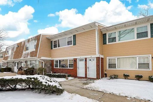 Lovely 2 bedroom, one bath condo in the Village of Farmingdale. Walk to shops. Walk to Rail Road.