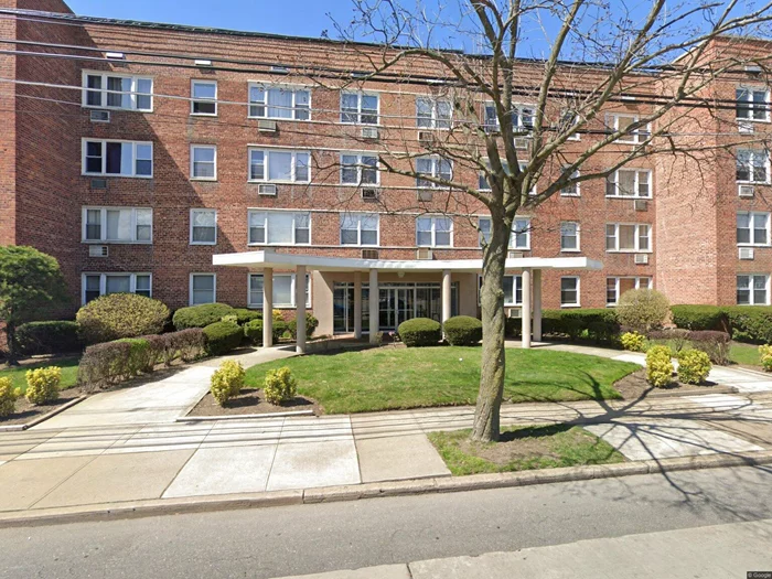 Great opportunity in a great building to make this spacious one bedroom yours. Very quiet building close to shopping, train, bus, post office, library, close drive or nice walk to the nautical mile.