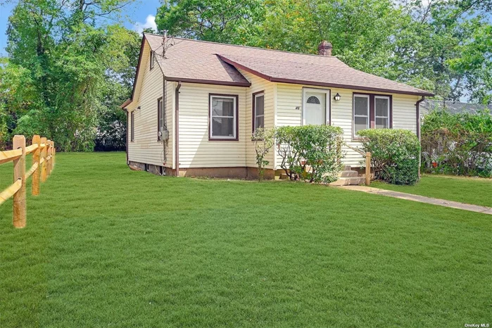 Adorable 2 Bedroom Ranch Style Home With Awesome Private Driveway And 2 Car Detached Garage. Large Eat-In Kitchen With Maple Cabinets, Gas Cooking, Dishwasher, And Stacked Washer/Dryer. Updated Windows, Gas Heating, And Full Unfinished Basement. Convenient Location To Both Huntington And Cold Spring Harbor Train Stations, Schools, Shopping, And More.