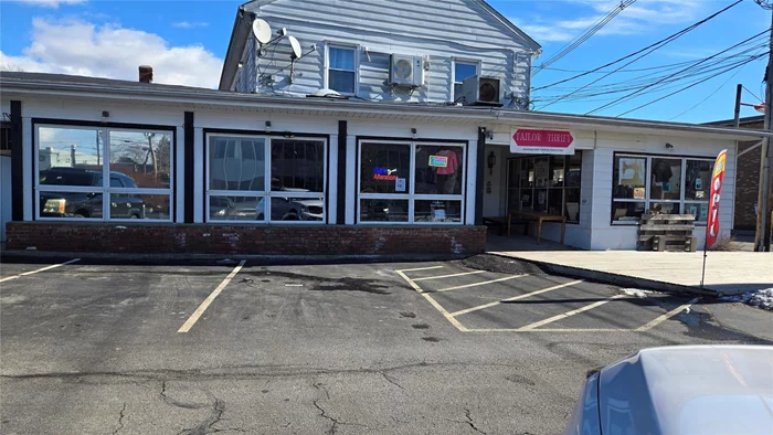 PERFECT spot for your business in a high exposure area!! Lots of traffic, large parking lot. Tenant splits heat and electric 50/50 with small office area (500sqft). Available immediately, current tenant will vacate as soon as new tenant needs. 3 MONTHS RENT AND 1 MONTH SECURITY.