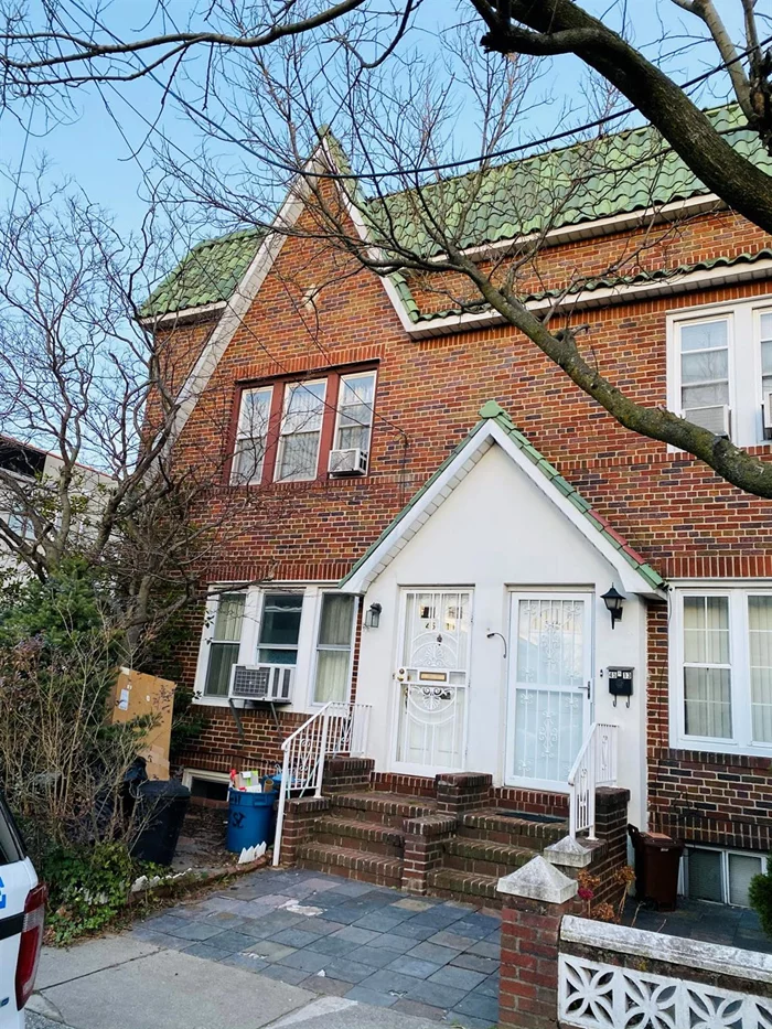 Nice 3 Bedrooms And 1.5 Baths House Rental In The Heart Of Bayside. Large Living Room, Formal Dining Room, Updated Kitchen. Washer And Dryer Are Included. Pet (Dog And Cat) Allowed. Walking Distance To Lirr, Closed To Shopping, Library, Major Highways. Excellent School District #26. Must See.