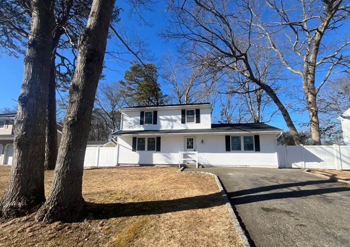 Colonial Style Home. This Home Features 3 Bedrooms, 1.5 Baths, & a Formal Dining Room. Centrally Located To All. Don&rsquo;t Miss This Opportunity!