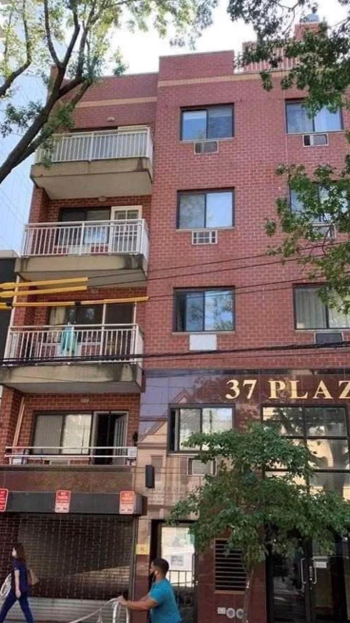 1Bedroom condo apt with balony located in flushing.down the block from 7 train.close to park, school banks supermarket in a well-maintained recessed and quiet buiding.low monthy comon charge.