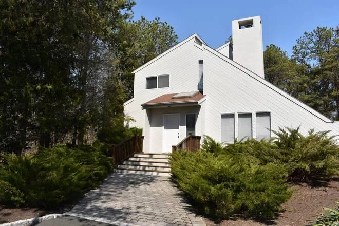 Village of Quogue- Lvely Contempary 4 + Bedrooms 3.5 Baths - Heated Pool -Private Community, Additional information: Interior Features:Guest Quarters, Lease Term:, Julyt- L/dMemorial-Labor